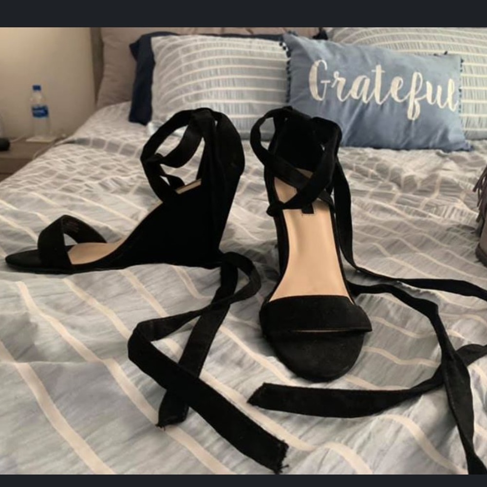 Wrap around ankle black wedge!